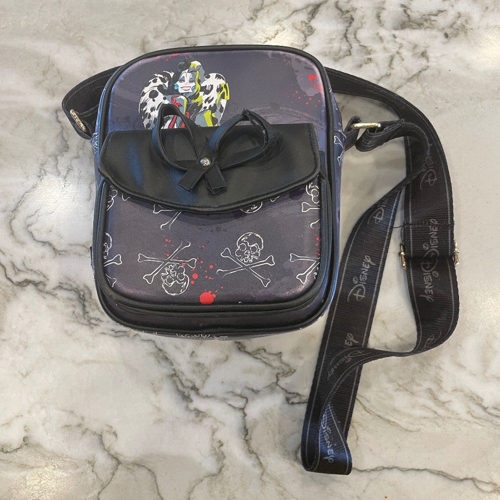 Disney Cruella De Vill Villains 8 inch Crossbody Purse Carry All Shoulder Bag